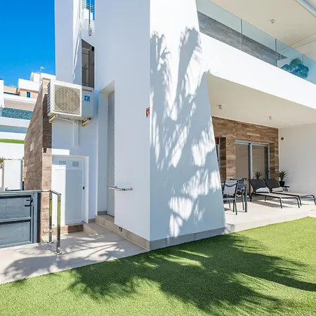 Modern Oasis With Terrace And Pool In Lejlighed