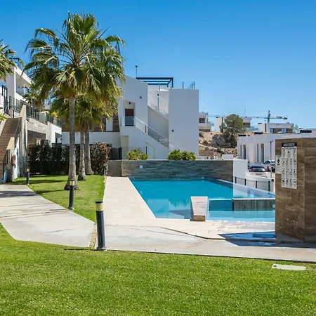 Modern Oasis With Terrace And Pool In Lejlighed *